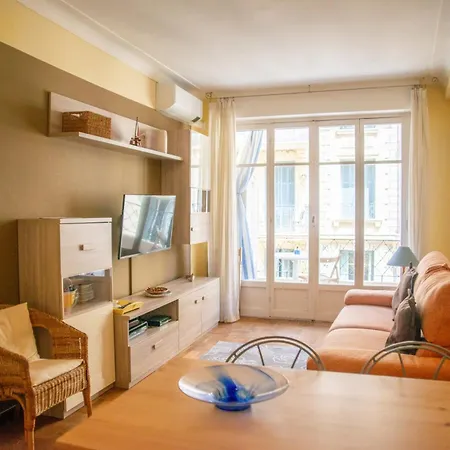 Joli 2 Pieces Climatise A 150m De La * Nice