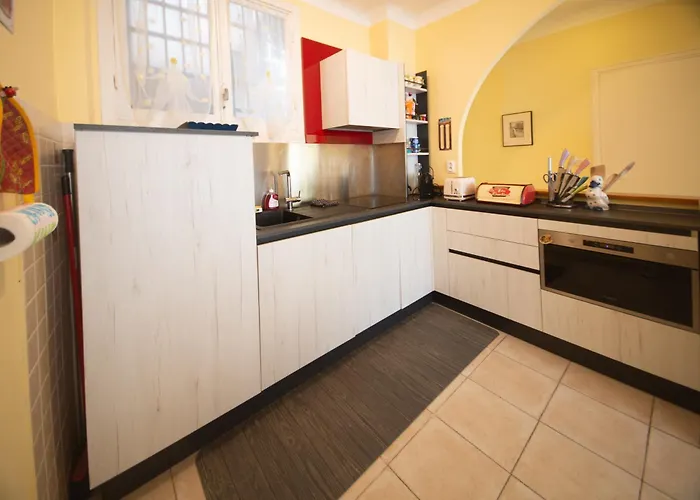 Joli 2 Pieces Climatise A 150m De La ניס