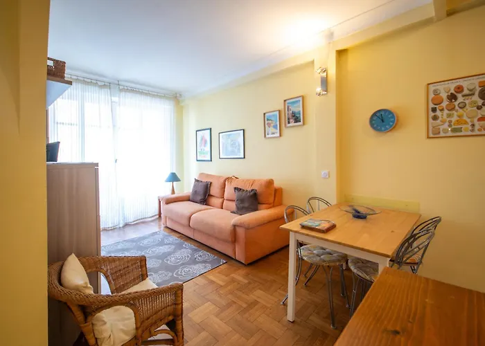 Joli 2 Pieces Climatise A 150m De La * ניס