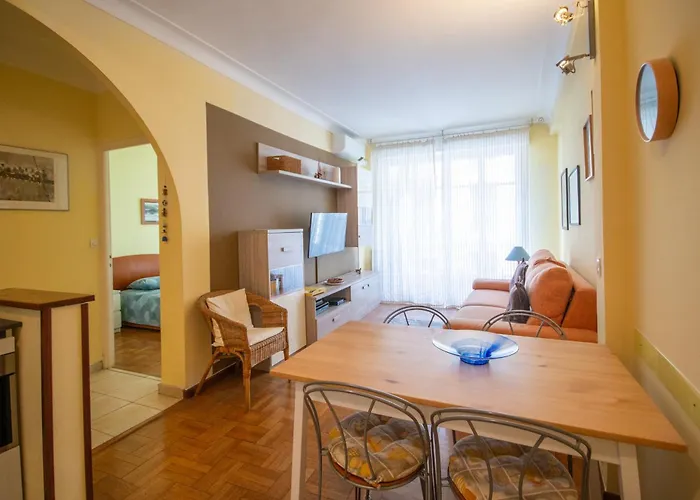 Joli 2 Pieces Climatise A 150m De La * ניס