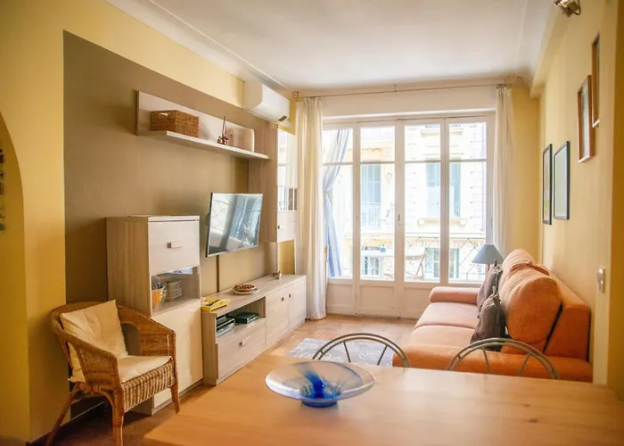 Joli 2 Pieces Climatise A 150m De La * ניס