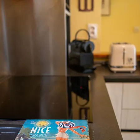 Joli 2 Pieces Climatise A 150m De La نيس