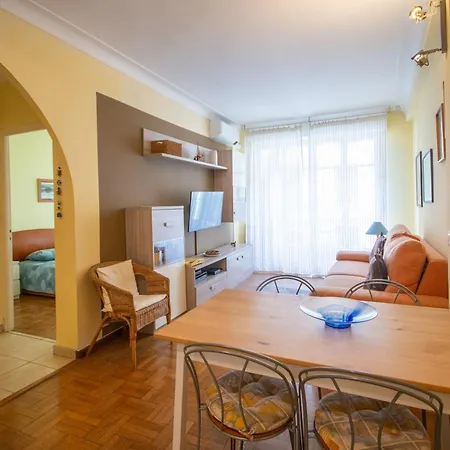 Joli 2 Pieces Climatise A 150m De La * نيس