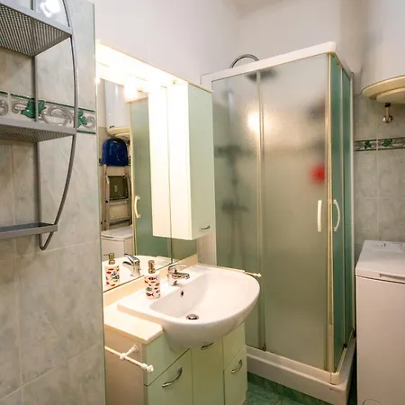 شقة Joli 2 Pieces Climatise A 150m De La *